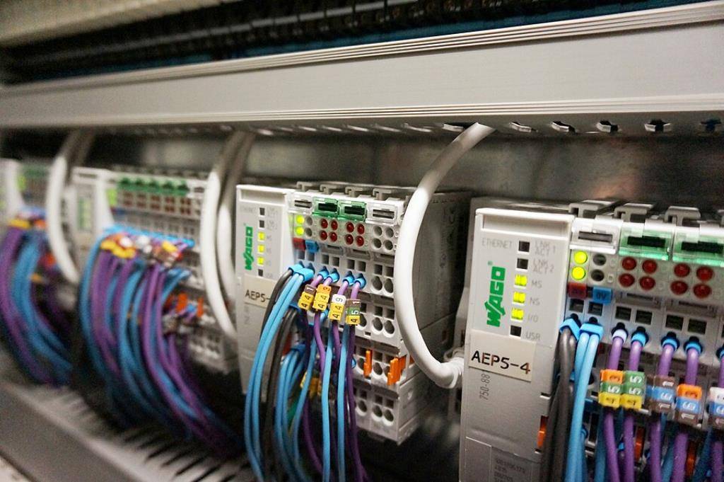نقش PLC در اتوماسیون صنعتی: مغز متفکر کارخانه‌های هوشمند